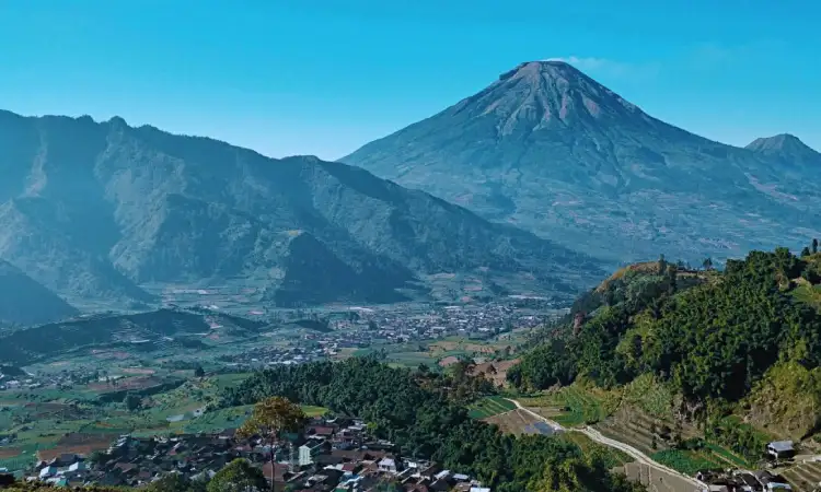 Gardu Pandang Tieng Kejajar, Sumber: travelspromo.com