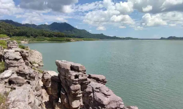 Lubang sewu, Sumber: sumbingsegar.com